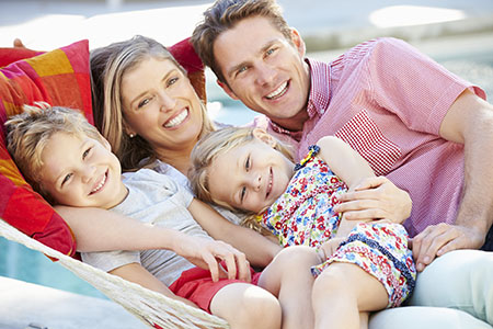 RES SOCIAL stock-photo-family-relaxing-in-garden-hammock-together-284500613